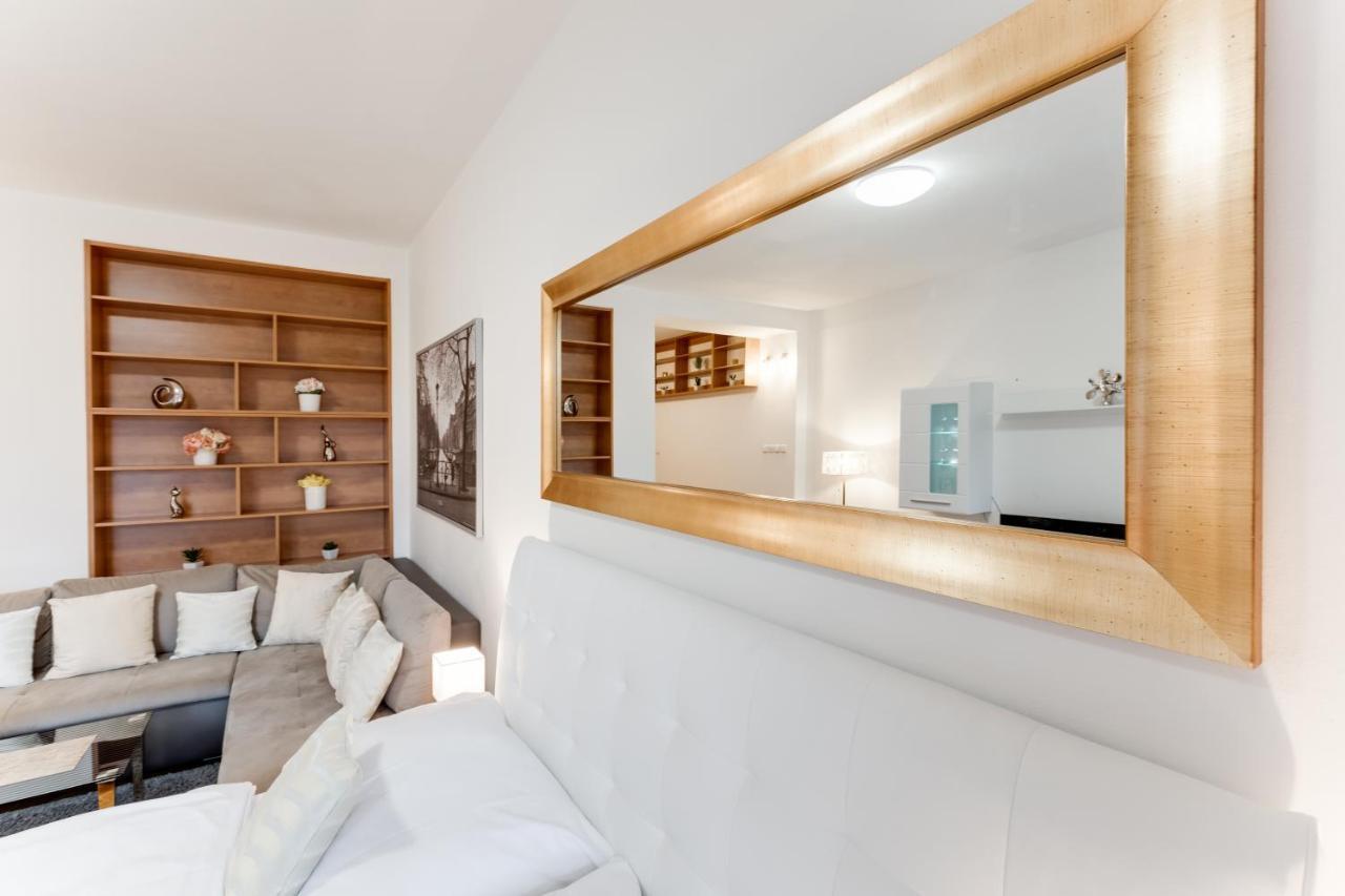 Exclusive Riverside Apartment In The Heart Of Prague Exterior photo