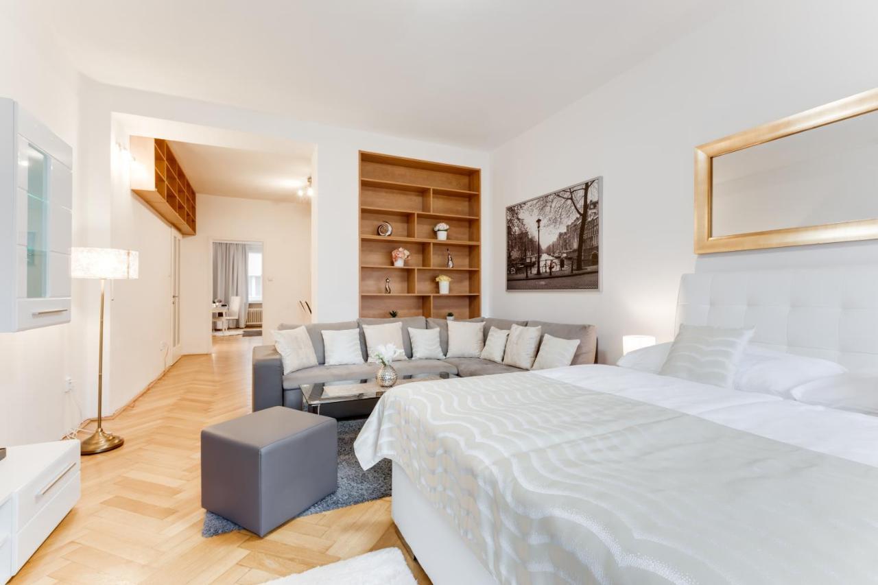 Exclusive Riverside Apartment In The Heart Of Prague Exterior photo